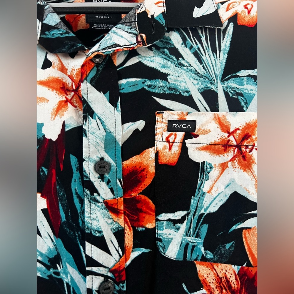 Like new RVCA Aloha Shirt - Picture 2 of 4